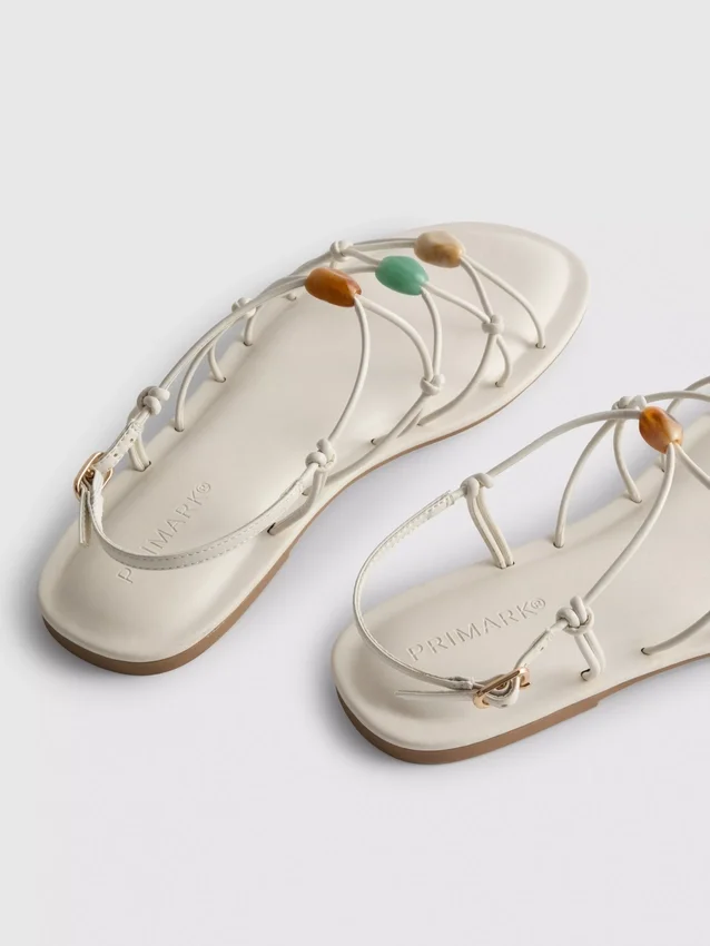 Sandalias de tiras con cuentas