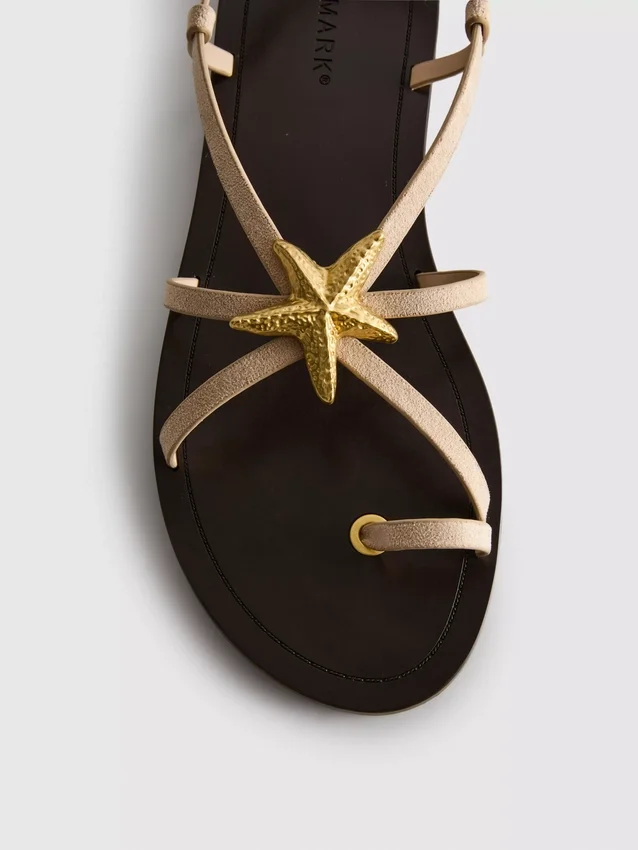 Sandalias de tiras con estrellas de mar de Paula Echevarría
