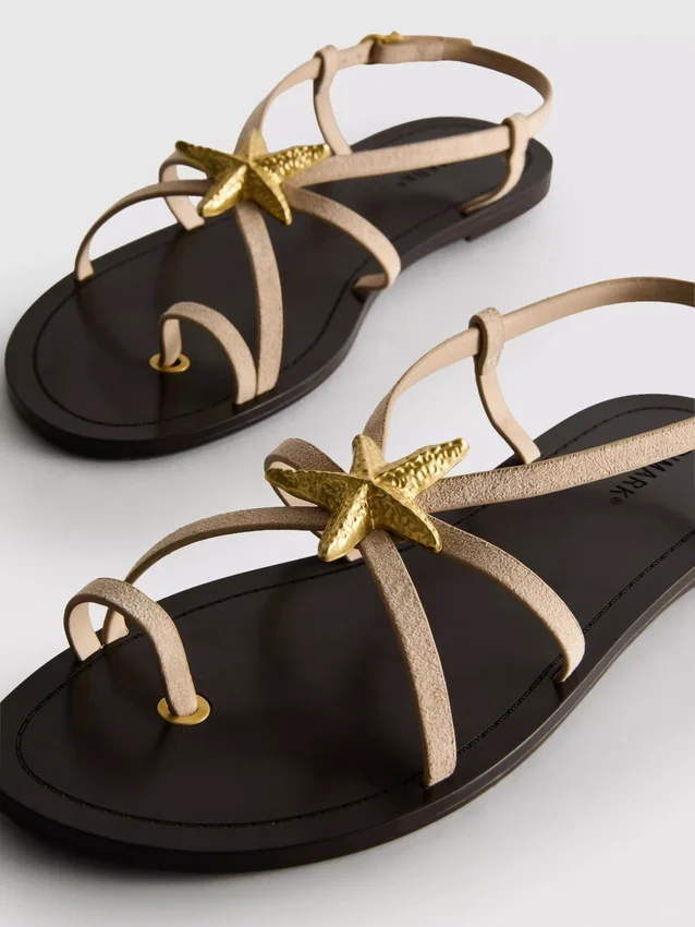 Sandalias de tiras con estrellas de mar de Paula Echevarría