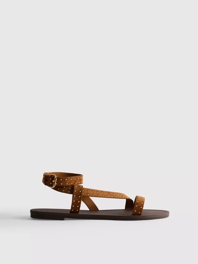 Sandalias de tiras con tachuelas