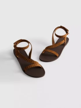 Sandalias de tiras con tachuelas