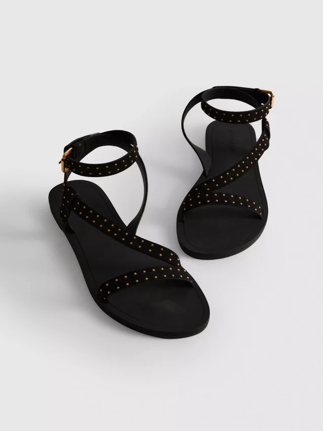 Sandalias de tiras con tachuelas