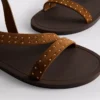 Sandalias de tiras con tachuelas