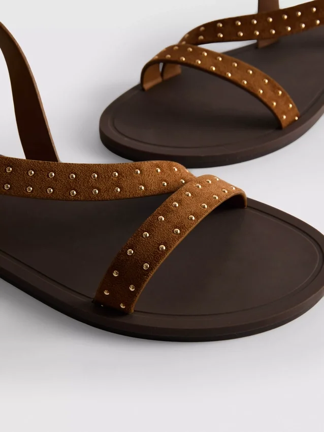 Sandalias de tiras con tachuelas
