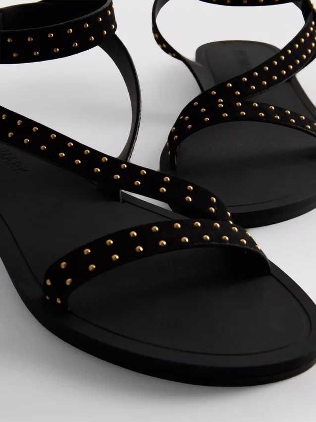 Sandalias de tiras con tachuelas