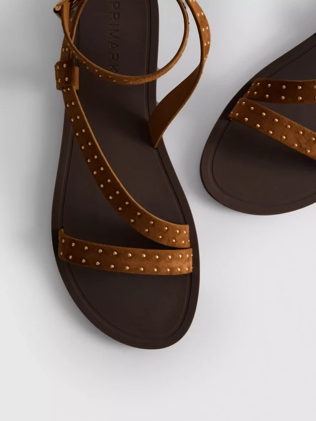 Sandalias de tiras con tachuelas