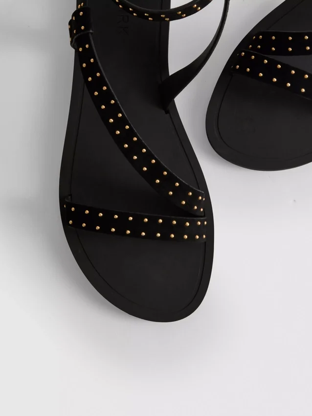 Sandalias de tiras con tachuelas