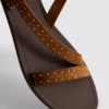 Sandalias de tiras con tachuelas