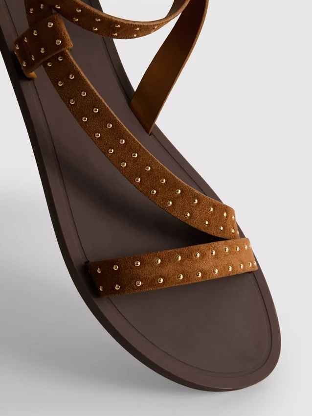 Sandalias de tiras con tachuelas