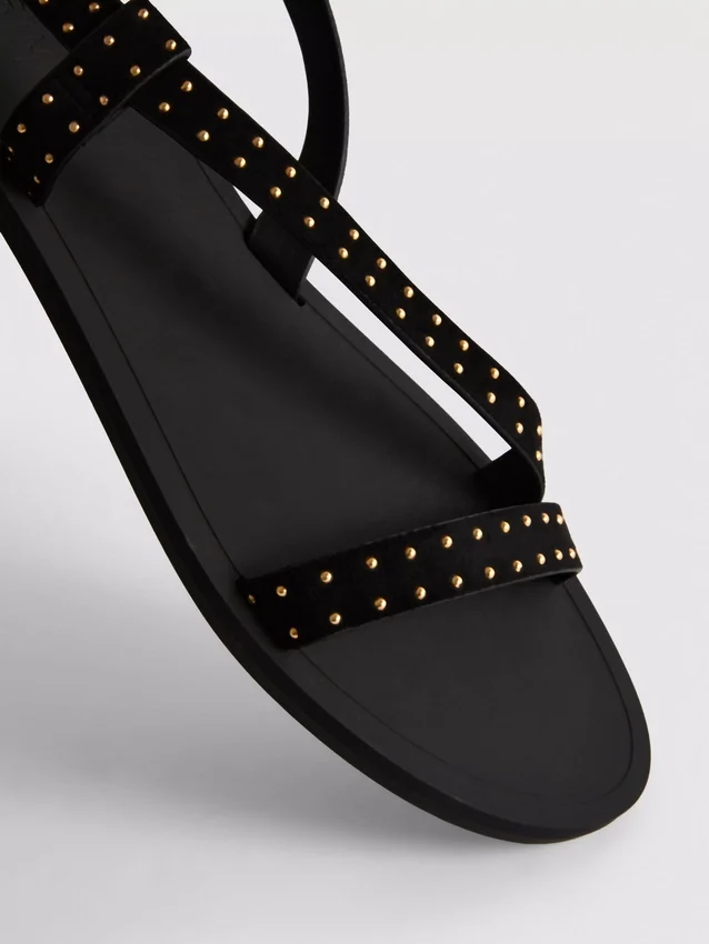 Sandalias de tiras con tachuelas