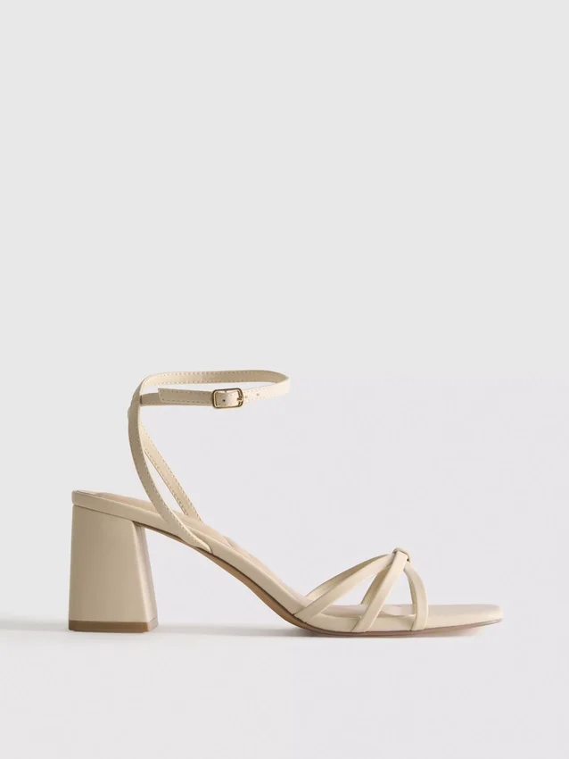 Sandalias de tiras con tacón grueso