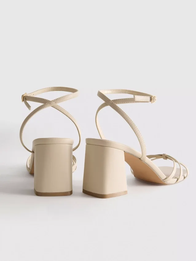 Sandalias de tiras con tacón grueso