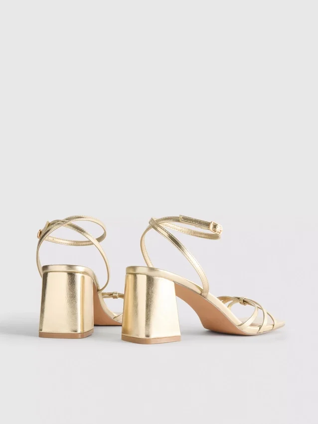Sandalias de tiras con tacón grueso