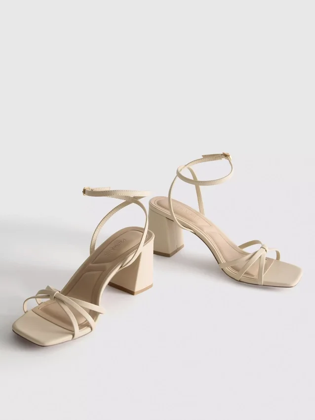 Sandalias de tiras con tacón grueso
