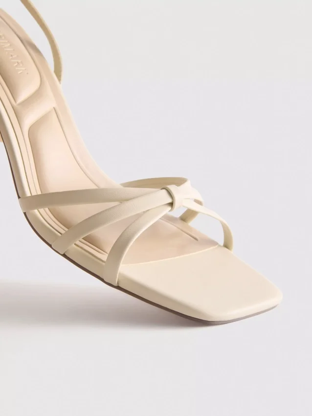 Sandalias de tiras con tacón grueso