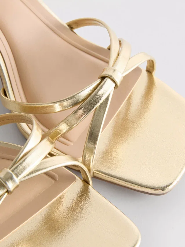 Sandalias de tiras con tacón grueso