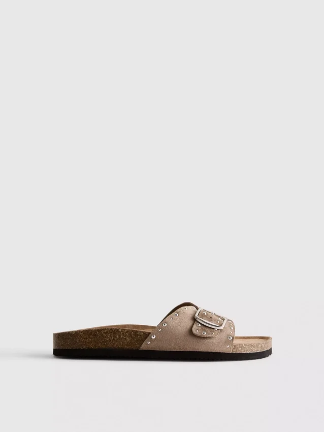 Sandalias de una sola correa con tachuelas
