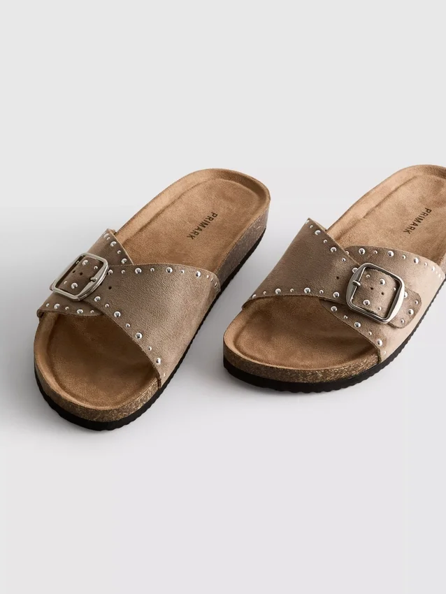 Sandalias de una sola correa con tachuelas