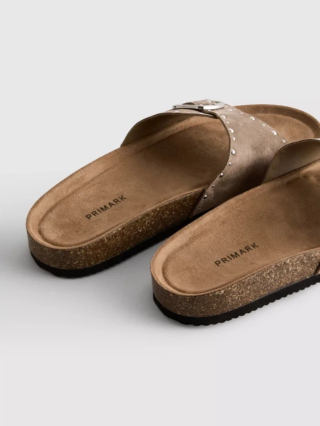 Sandalias de una sola correa con tachuelas