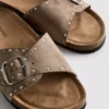 Sandalias de una sola correa con tachuelas