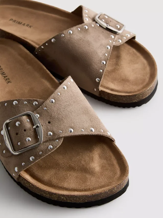 Sandalias de una sola correa con tachuelas