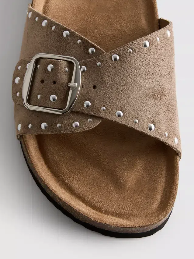 Sandalias de una sola correa con tachuelas