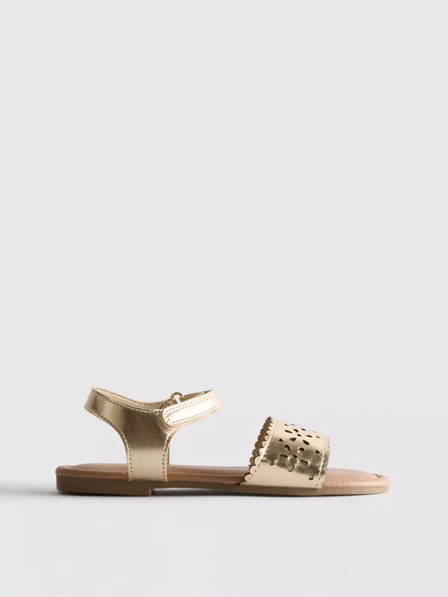 Sandalias metálicas con corte a láser