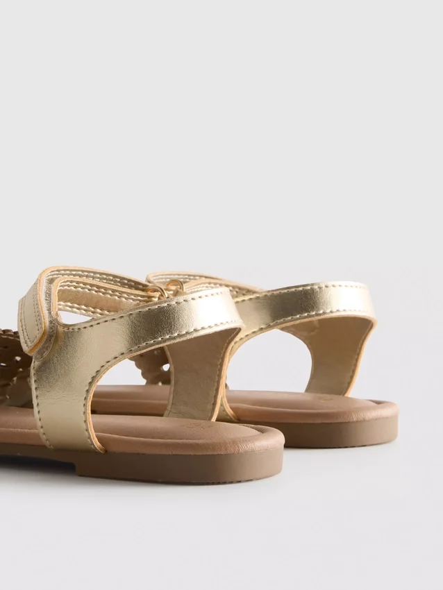 Sandalias metálicas con corte a láser