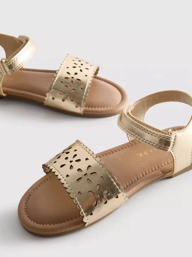 Sandalias metálicas con corte a láser