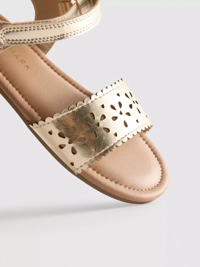Sandalias metálicas con corte a láser