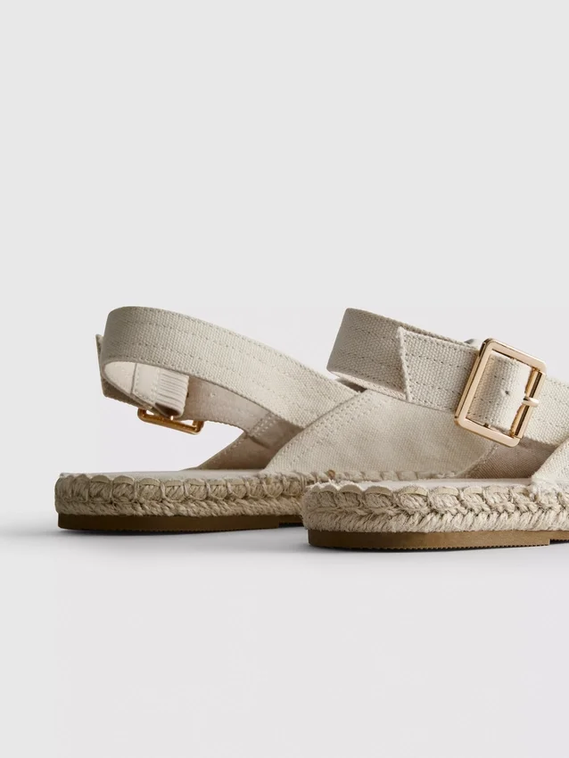 Sandalias tipo alpargatas con talón abierto