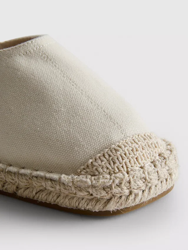 Sandalias tipo alpargatas con talón abierto