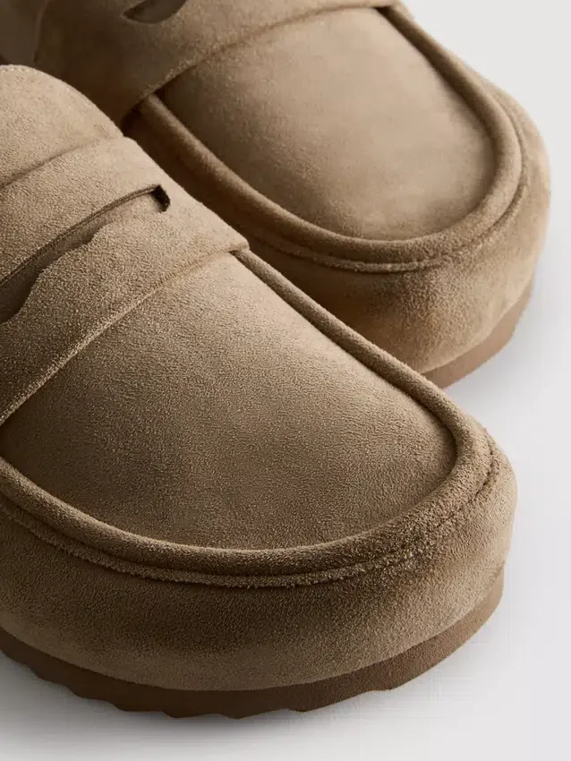 Sandalias tipo mocasín con suela gruesa