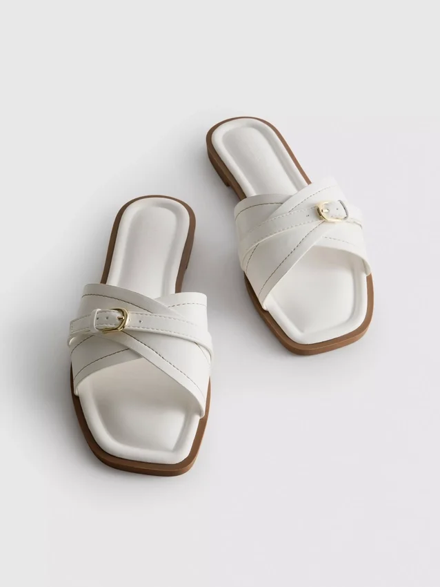 Sandalias tipo mule con hebillas