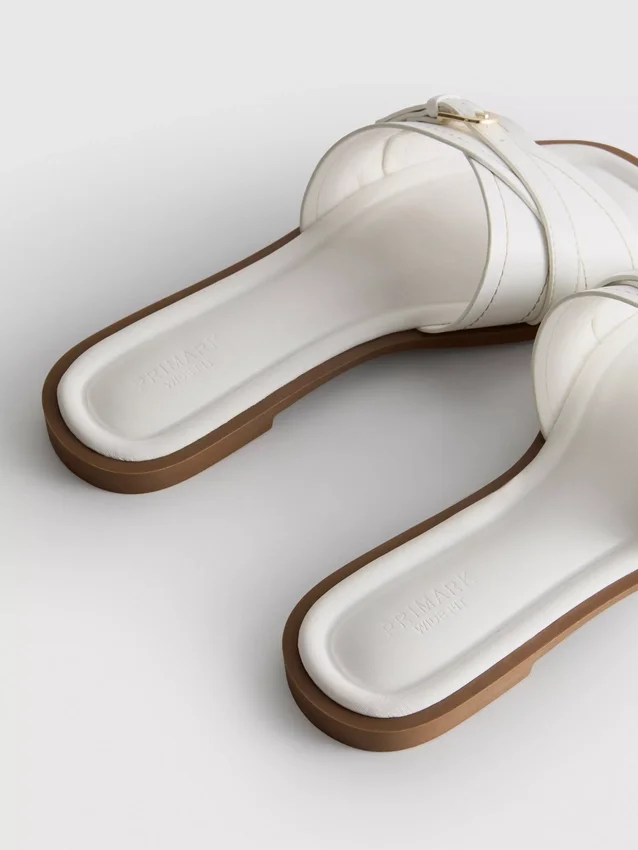 Sandalias tipo mule con hebillas