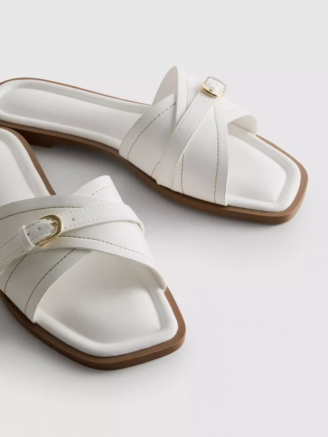 Sandalias tipo mule con hebillas