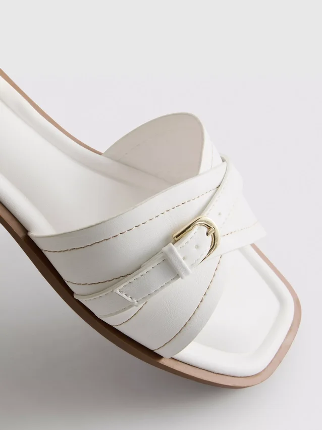 Sandalias tipo mule con hebillas
