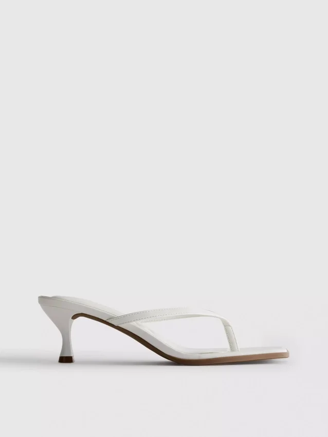 Sandalias tipo mule con talón y tiras entre los dedos