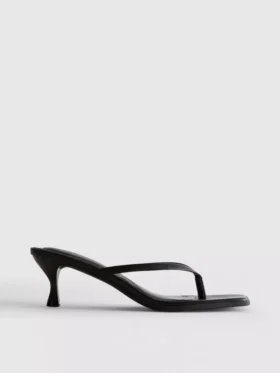 Sandalias tipo mule con talón y tiras entre los dedos