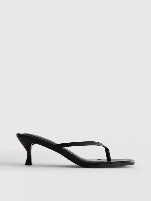Sandalias tipo mule con talón y tiras entre los dedos