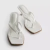 Sandalias tipo mule con talón y tiras entre los dedos