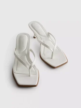 Sandalias tipo mule con talón y tiras entre los dedos