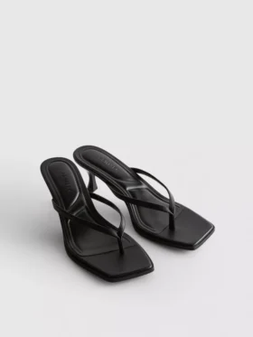 Sandalias tipo mule con talón y tiras entre los dedos