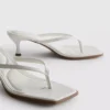 Sandalias tipo mule con talón y tiras entre los dedos