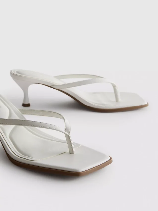Sandalias tipo mule con talón y tiras entre los dedos