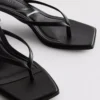 Sandalias tipo mule con talón y tiras entre los dedos