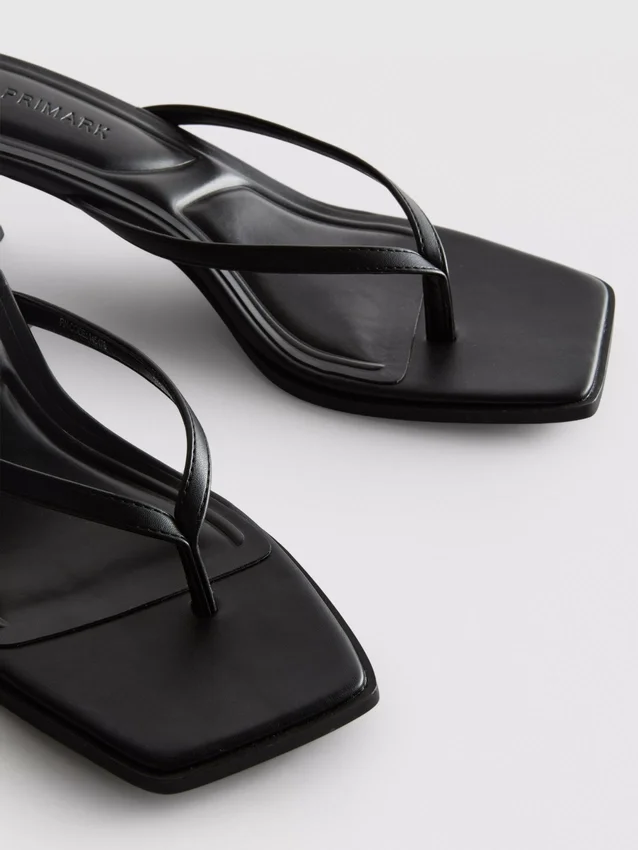 Sandalias tipo mule con talón y tiras entre los dedos