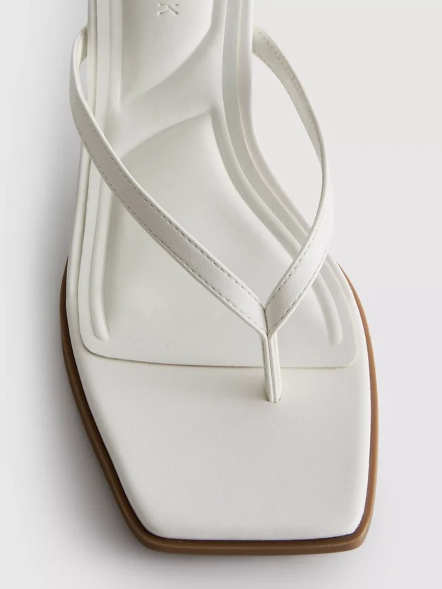 Sandalias tipo mule con talón y tiras entre los dedos