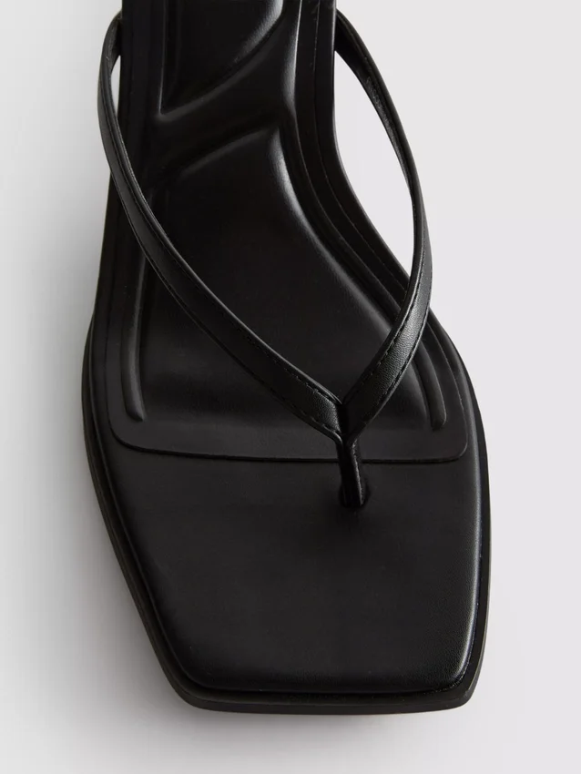 Sandalias tipo mule con talón y tiras entre los dedos