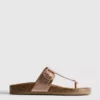 Sandalias tipo mules con barra en T y hebilla